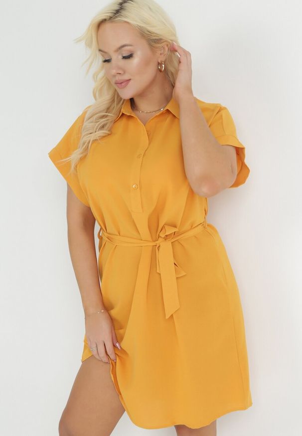 Born2be - Żółta Koszulowa Sukienka z Krótkim Rękawem i Wiązaniem w Pasie Mistie. Kolekcja: plus size. Kolor: żółty. Materiał: materiał. Długość rękawa: krótki rękaw. Wzór: gładki. Sezon: wiosna, lato. Typ sukienki: koszulowe. Długość: midi