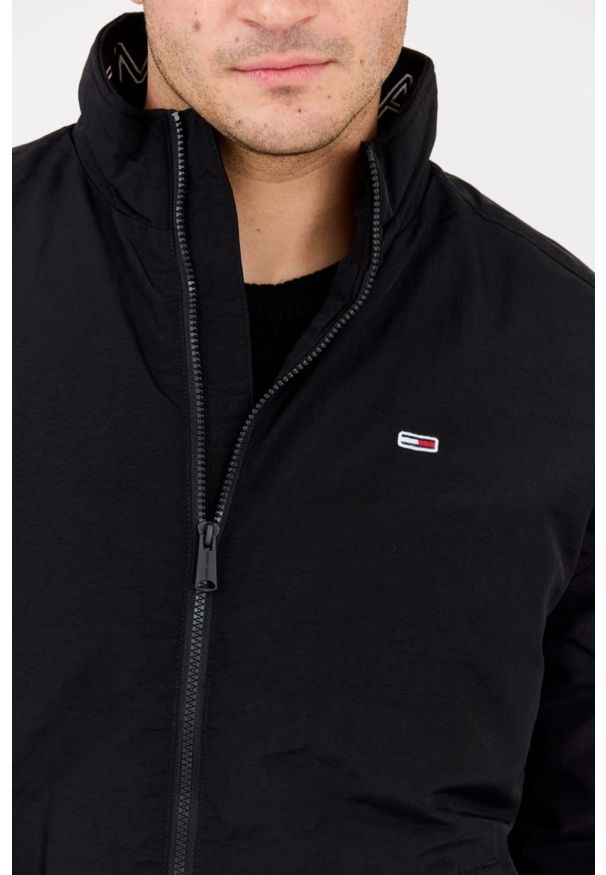 Tommy Jeans - TOMMY JEANS Czarna męska kurtka przejściowa z drobnym logo. Kolor: czarny. Materiał: poliamid. Wzór: bez wzorów