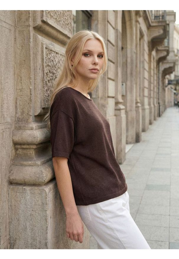 Sinsay - Koszulka z krótkim rękawem z wiskozą - brązowy. Kolor: brązowy. Materiał: wiskoza. Długość rękawa: krótki rękaw. Długość: krótkie