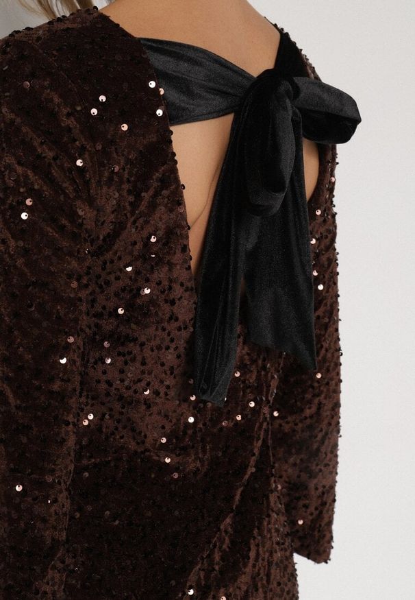 Born2be - Brązowa Cekinowa Sukienka z Odkrytymi Plecami i Wiązaniem Diadina. Kolor: brązowy. Materiał: elastan, wiskoza, futro. Wzór: aplikacja. Styl: elegancki, wizytowy