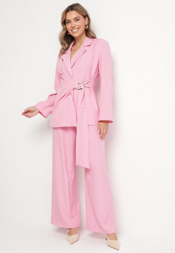 Born2be - Różowy Garnitur Marynarka Kopertowa i Szerokie Spodnie Loose Milbia. Kolor: różowy