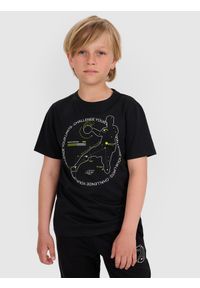 4f - 4F T-shirt regular z nadrukiem chłopięcy - czarny 122 (6-7 lat). Okazja: na co dzień. Kolor: czarny. Materiał: jersey, bawełna, materiał. Długość rękawa: krótki rękaw. Długość: krótkie. Wzór: nadruk. Sezon: lato. Styl: casual, klasyczny, sportowy #1
