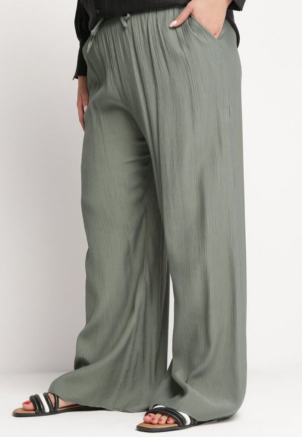 Born2be - Ciemnozielone Szerokie Spodnie z Wiskozy z Kieszeniami Rowalle. Kolor: zielony. Materiał: wiskoza. Styl: elegancki