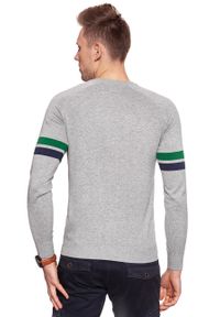 Wrangler - MĘSKI SWETER WRANGLER RAGLAN KNIT MID GREY MEL W8615PR37. Kolor: szary. Materiał: dzianina, bawełna. Długość rękawa: raglanowy rękaw. Wzór: aplikacja, melanż