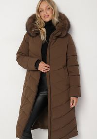 Born2be - Brązowa Długa Kurtka z Pikowanymi Przeszyciami i Kapturem z Futerkiem Galella. Okazja: na co dzień. Kolor: brązowy. Materiał: futro. Długość: długie. Styl: klasyczny, casual, elegancki #2