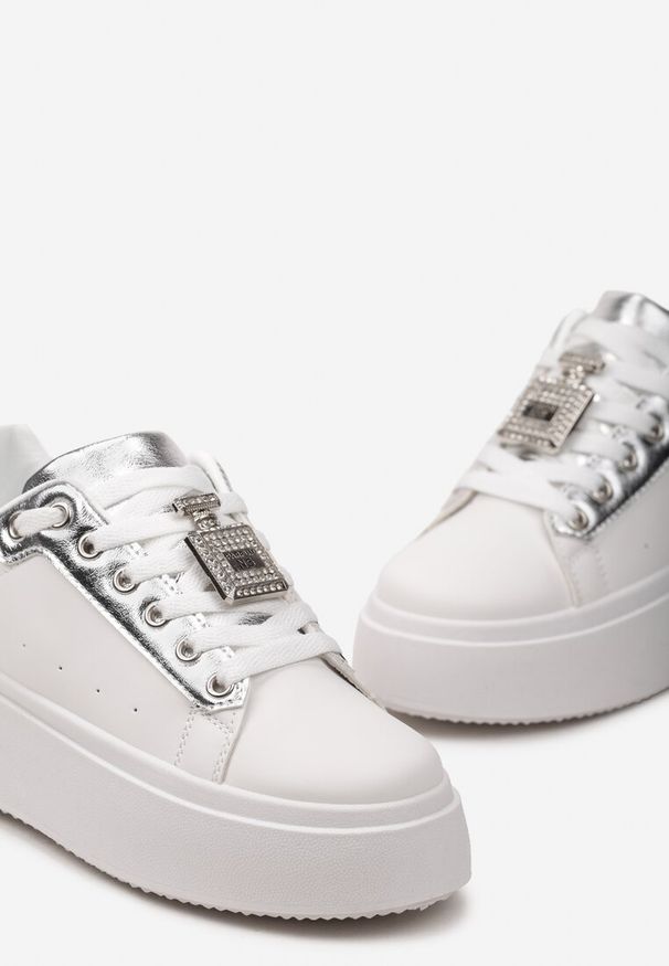 Renee - Biało-Srebrne Sneakersy z Metaliczną Zawieszką na Sznurówkach Ozdobioną Cyrkoniami Edosa. Okazja: na spacer. Kolor: biały. Wzór: aplikacja. Sport: turystyka piesza