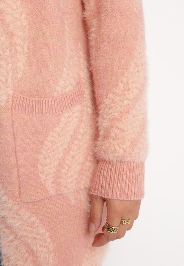 Born2be - Ciemnoróżowy Puszysty Kardigan Niezapinany Heliture. Kolekcja: plus size. Kolor: różowy. Materiał: dzianina. Długość rękawa: długi rękaw. Długość: długie