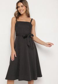 Born2be - Czarna Sukienka z Wiskozą ze Wzorem Pasków Dolereia. Okazja: na co dzień. Kolor: czarny. Materiał: wiskoza. Długość rękawa: na ramiączkach. Styl: klasyczny, casual. Długość: midi #1