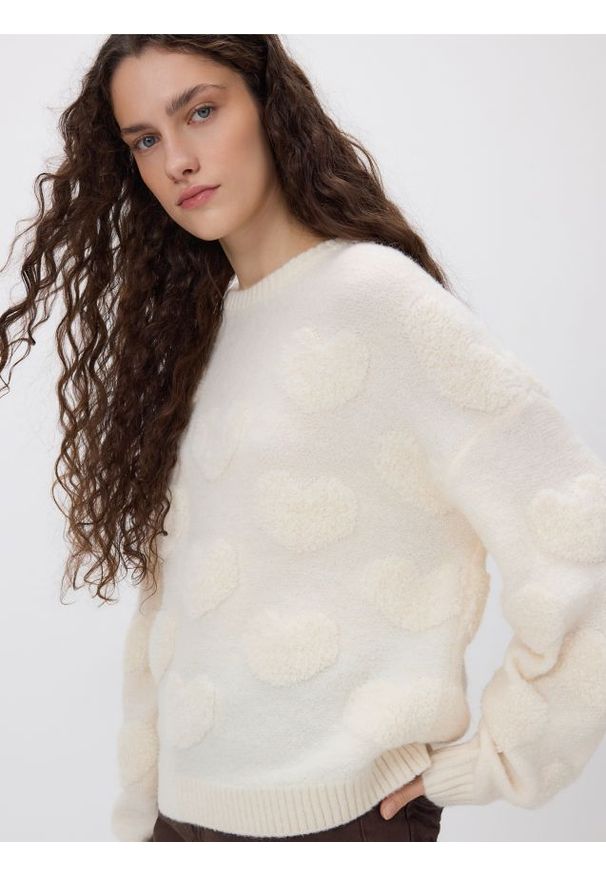Reserved - Strukturalny sweter - kremowy. Kolor: kremowy. Materiał: dzianina, wełna