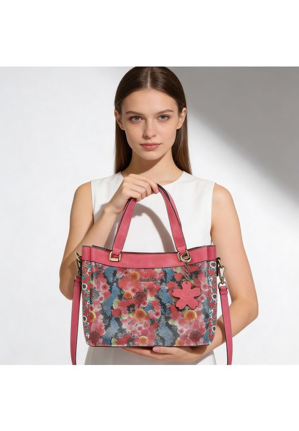 Torebka damska Laura Vita, z materiału syntetycznego z dekoracyjnym nadrukiem kwiatowym krótkie uchwyty do noszenia w dłoni regulowany pasek na ramię. Kolor: różowy. Wzór: kwiaty, nadruk. Styl: casual, elegancki. Rodzaj torebki: na ramię