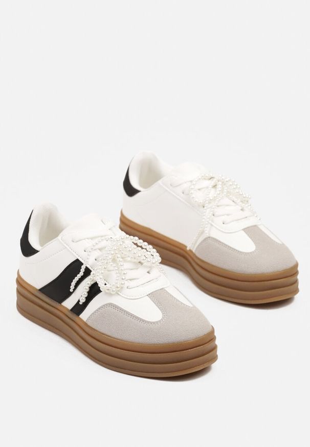 Renee - Białe Sneakersy na Grubej Podeszwie z Ozdobnymi Odpinanymi Perłami Ajovia. Okazja: na co dzień. Kolor: biały. Materiał: jeans