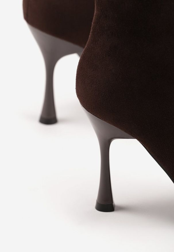 Renee - Brązowe Botki na Szpilce Vices w Klasycznym Stylu Tikolisse. Okazja: na co dzień. Kolor: brązowy. Materiał: jeans, skóra. Obcas: na szpilce. Styl: klasyczny