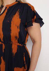 Born2be - Czarno-Pomarańczowa Sukienka ze Sznurkiem w Pasie i Artystycznym Wzorem Lesidna. Kolor: niebieski. Materiał: tkanina #5