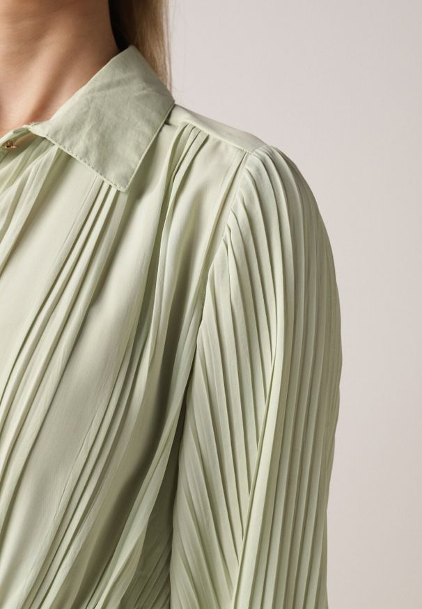 Born2be - Zielona Sukienka Plisowana o Koszulowym Kroju z Paskiem z Klamrą Efronta. Okazja: na co dzień. Typ kołnierza: kołnierzyk klasyczny. Kolor: zielony. Materiał: jeans. Długość rękawa: długi rękaw. Wzór: aplikacja. Typ sukienki: koszulowe. Styl: casual, klasyczny, elegancki