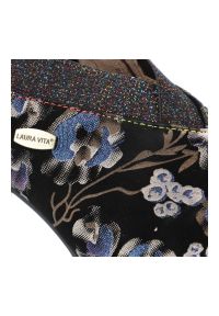 Niebieskie Półbuty Laura Vita Eleganckie Obuwie Damskie Premium. Okazja: na co dzień. Kolor: niebieski. Wzór: kwiaty. Obcas: na obcasie. Styl: elegancki. Wysokość obcasa: średni #3