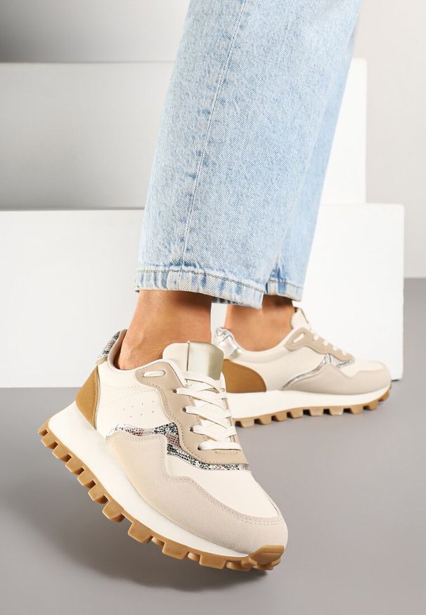 Born2be - Beżowe Sneakersy Ozdobione Metalicznymi Wstawkami Korisorra. Okazja: na co dzień. Kolor: beżowy. Materiał: jeans. Wzór: aplikacja