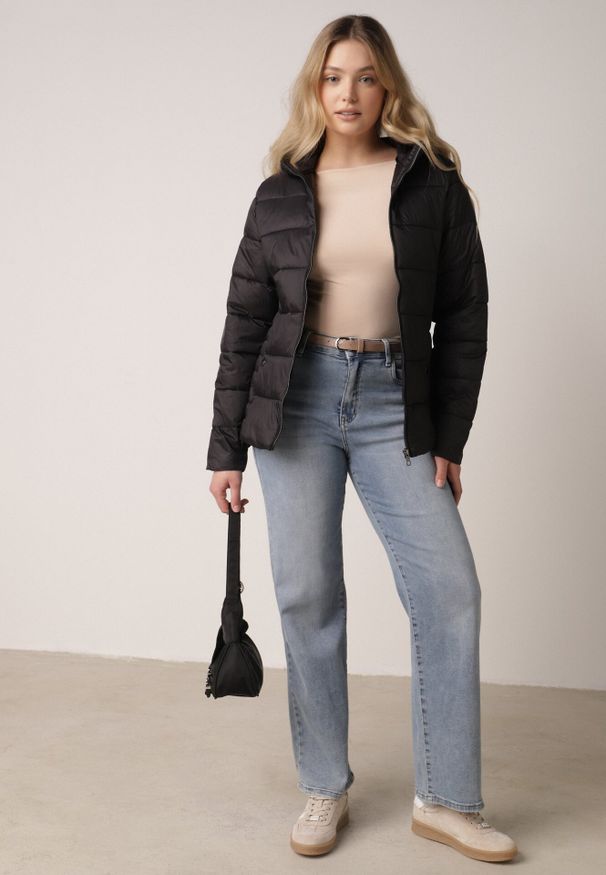 Born2be - Czarna Kurtka Pikowana na Sezon Pzejściowy z Kapturem Zinnitha. Okazja: na co dzień. Typ kołnierza: kaptur. Kolor: czarny. Materiał: nylon, dresówka. Styl: casual