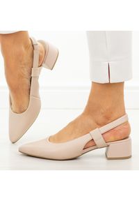 Beżowe skórzane czółenka damskie T.Sokolski 536. Okazja: na co dzień, do pracy. Zapięcie: pasek. Kolor: beżowy. Materiał: skóra. Sezon: wiosna, lato, jesień. Obcas: na obcasie. Styl: casual, klasyczny, elegancki. Wysokość obcasa: średni #1