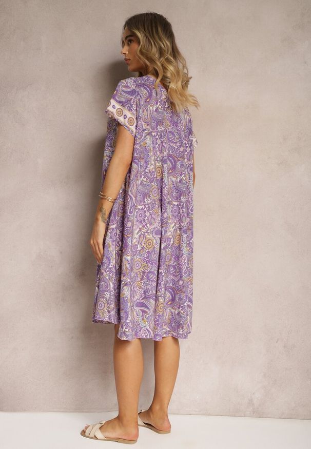 Renee - Fioletowa Sukienka Boho z Wiskozy z Cienkim Paskiem w Talii Rivasea. Kolor: fioletowy. Materiał: wiskoza. Długość rękawa: krótki rękaw. Wzór: paisley. Typ sukienki: rozkloszowane. Styl: boho