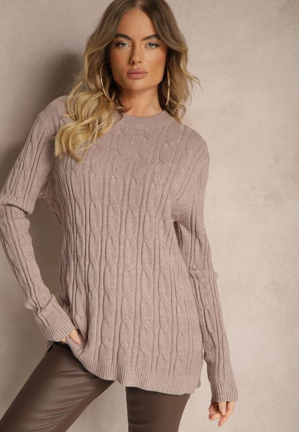 Renee - Ciemnobeżowy Sweter z Wiskozą Ozdobiony Tłoczeniem Savra. Okazja: na randkę, na co dzień. Kolor: beżowy. Materiał: wiskoza. Wzór: aplikacja. Styl: casual, elegancki