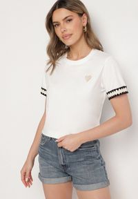 Born2be - Biały T-shirt z Bawełny Ozdobiony Sercem Firiane. Okazja: na co dzień. Kolor: biały. Materiał: bawełna. Wzór: aplikacja. Styl: klasyczny, casual #4