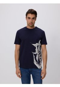 Reserved - T-shirt comfort z nadrukiem - granatowy. Kolor: niebieski. Materiał: bawełna, dzianina. Wzór: nadruk