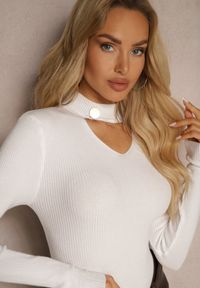 Renee - Biały Sweter Golf z Ozdobnym Wycięciem Przy Dekolcie Erticia. Typ kołnierza: golf. Kolor: biały. Sezon: zima #3