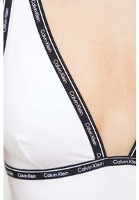Calvin Klein jednoczęściowy strój kąpielowy kolor biały lekko usztywniona miseczka. Kolor: biały. Materiał: skóra, dzianina, materiał #2