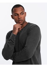 Ombre Clothing - Washowany sweter męski z dekoltem w serek - czarny V1 - Rozmiar: L. Typ kołnierza: dekolt w serek. Kolor: czarny. Materiał: bawełna