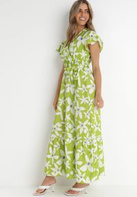 Born2be - Jasnozielona Sukienka Marrie. Kolor: zielony. Materiał: materiał. Długość rękawa: krótki rękaw. Wzór: kwiaty. Sezon: lato. Typ sukienki: kopertowe. Długość: maxi #2