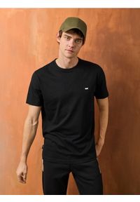 Sinsay - Koszulka z haftem - czarny. Kolor: czarny. Wzór: haft #1