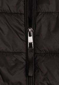 Born2be - Czarna Pikowana Kurtka o Prostym Kroju z Niską Stójką Zeniva. Okazja: na spacer, na co dzień. Typ kołnierza: kołnierzyk stójkowy. Kolekcja: plus size. Kolor: czarny. Materiał: dzianina, jeans. Styl: casual #8