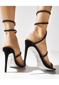 RENE CAOVILLA - Czarne zamszowe szpilki Cleo. Nosek buta: okrągły. Kolor: czarny. Materiał: zamsz. Wzór: aplikacja. Obcas: na szpilce