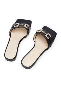 Wittchen - Damskie klapki skórzane z połyskującą klamrą. Kolor: czarny. Materiał: skóra. Wzór: aplikacja. Sezon: lato. Obcas: na obcasie. Styl: klasyczny, elegancki. Wysokość obcasa: niski #8