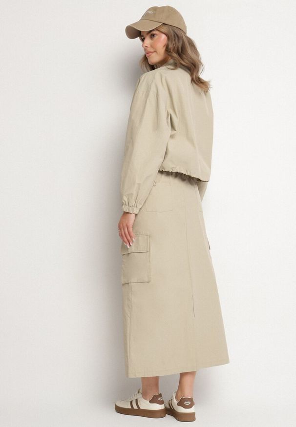 Born2be - Jasnobeżowy Komplet z Bawełną Rozpinana Bluza i Spódnica Evariel. Kolor: beżowy. Materiał: bawełna. Wzór: aplikacja