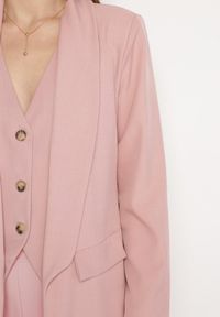 Born2be - Różowa Niezapinana Marynarka z Klapami Imitującymi Kieszonki Asandra. Okazja: na imprezę, do pracy. Kolor: różowy. Styl: elegancki