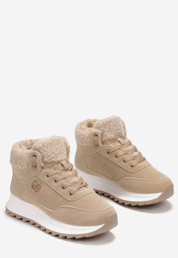 Born2be - Ciemnobeżowe Sneakersy Mocno Ocieplone Sztucznym Futerkiem Rosanas. Okazja: na spacer. Nosek buta: okrągły. Zapięcie: sznurówki. Kolor: beżowy. Materiał: futro. Obcas: na obcasie. Wysokość obcasa: niski. Sport: turystyka piesza