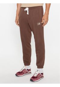 New Balance Spodnie dresowe NB Essentials Sweatpant MP33509 Brązowy Regular Fit. Kolor: brązowy. Materiał: syntetyk