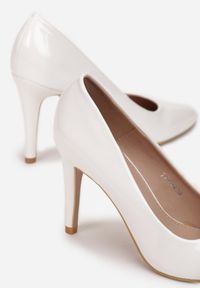 Renee - Białe Błyszczące Szpilki z Okrągłym Noskiem Menani. Nosek buta: okrągły. Kolor: biały. Materiał: skóra, materiał, lakier. Obcas: na szpilce. Wysokość obcasa: średni #2