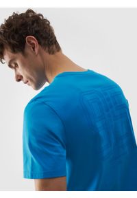 4f - T-shirt z bawełny organicznej z nadrukiem męski - niebieski. Okazja: na co dzień. Kolor: niebieski. Materiał: bawełna. Długość rękawa: krótki rękaw. Długość: krótkie. Wzór: nadruk. Styl: casual, sportowy #2
