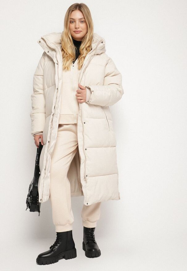 Born2be - Jasnobeżowa Pikowana Kurtka Zimowa z Kapturem i Bocznymi Suwakami Falossea. Okazja: na co dzień. Typ kołnierza: kaptur. Kolekcja: plus size. Kolor: beżowy. Materiał: jeans, poliester, dzianina. Sezon: zima. Styl: klasyczny, casual