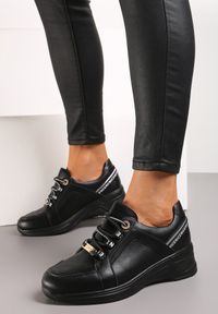 Born2be - Czarne Sneakersy na Niskim Koturnie z Ozdobnymi Napisami ze Skórzaną Wkładką Drilvia. Kolor: czarny. Materiał: skóra. Wzór: napisy. Obcas: na koturnie #3