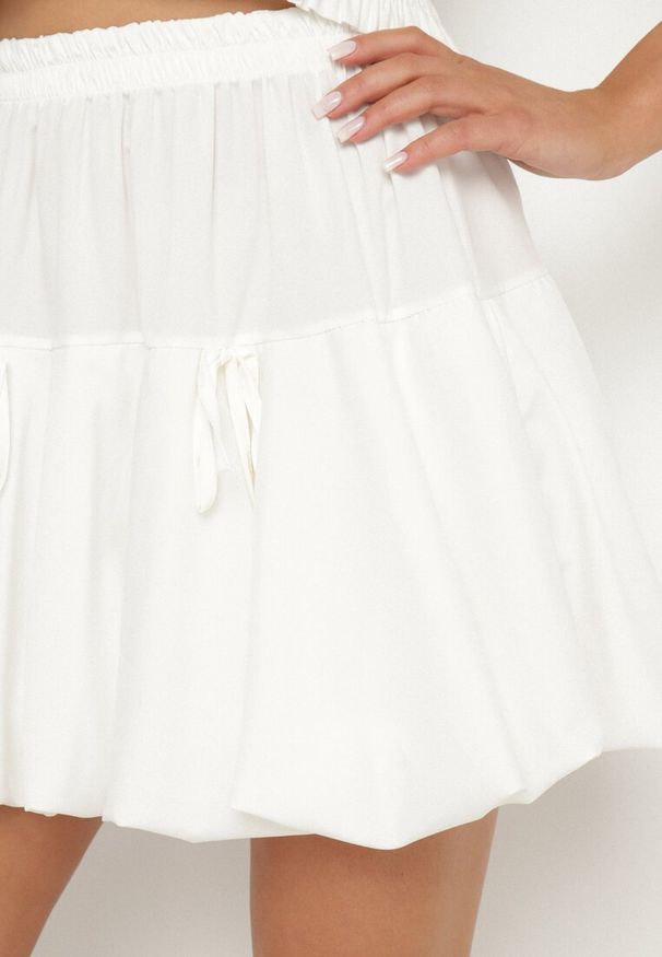 Born2be - Biała Rozkloszowana Spódnica z Kokardami Ulavira. Okazja: na co dzień. Kolor: biały. Wzór: aplikacja. Styl: elegancki, casual