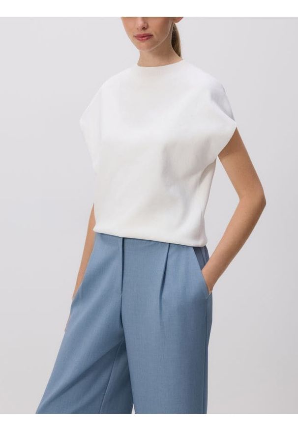 Reserved - Bluzka ze stójką - złamana biel. Typ kołnierza: kołnierzyk stójkowy. Materiał: dzianina, bawełna