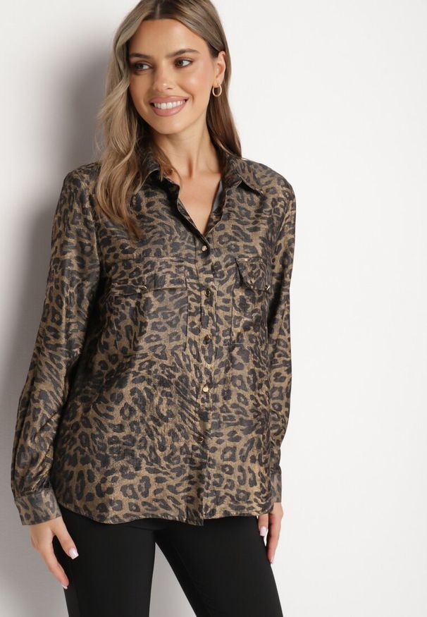 Born2be - Czarno-Złota Koszula z Bawełną w Panterkę z Kieszenią z Klapą Avarisella. Okazja: na co dzień, na spotkanie biznesowe. Kolor: czarny. Materiał: bawełna. Wzór: motyw zwierzęcy. Styl: biznesowy, casual, elegancki