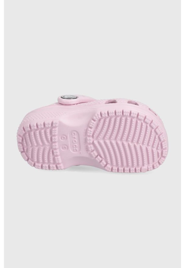 Crocs klapki dziecięce kolor różowy. Kolor: różowy. Materiał: guma, materiał. Wzór: gładki. Obcas: na obcasie. Wysokość obcasa: niski