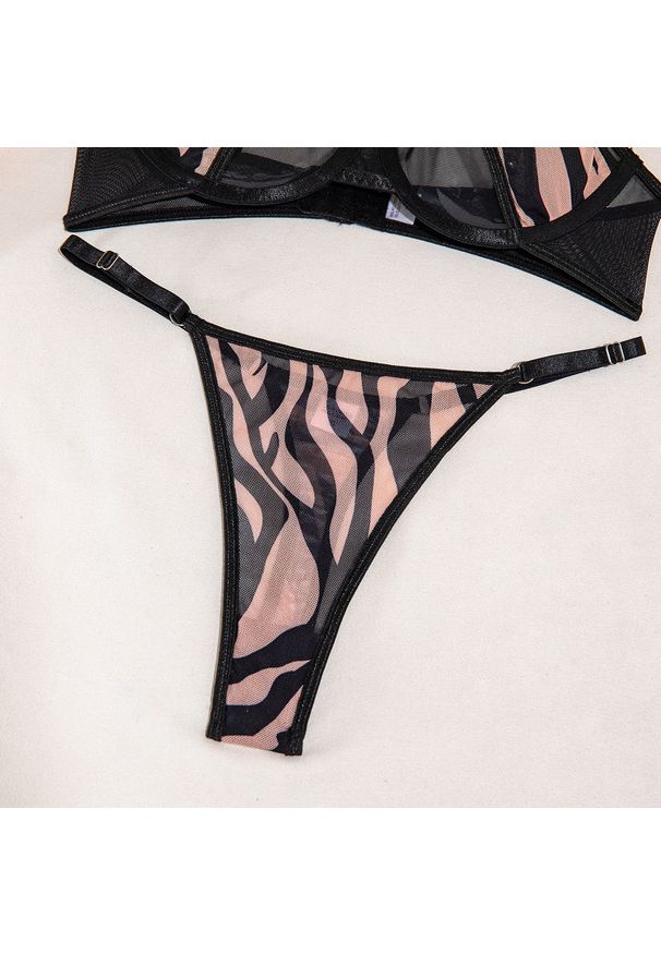 Intica - Komplet bielizny z delikatnym wzorem na romantyczne wieczory Bessy. Kolor: różowy. Materiał: materiał. Wzór: paski