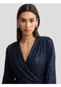 Big-Star - Sukienka damska mini cekinowa granatowa Loreta 403. Okazja: na imprezę. Kolor: niebieski. Wzór: aplikacja. Typ sukienki: kopertowe, dopasowane. Styl: wizytowy, elegancki. Długość: mini #7