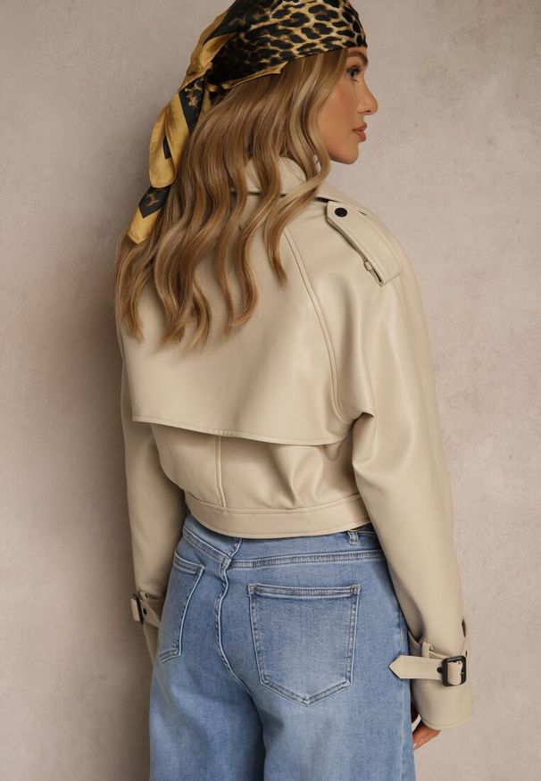 Renee - Beżowa Krótka Kurtka Ramoneska w Stylu Trencza Niladoria. Okazja: do pracy, na spotkanie biznesowe. Kolor: beżowy. Materiał: jeans. Długość: krótkie. Wzór: paski. Styl: elegancki, biznesowy