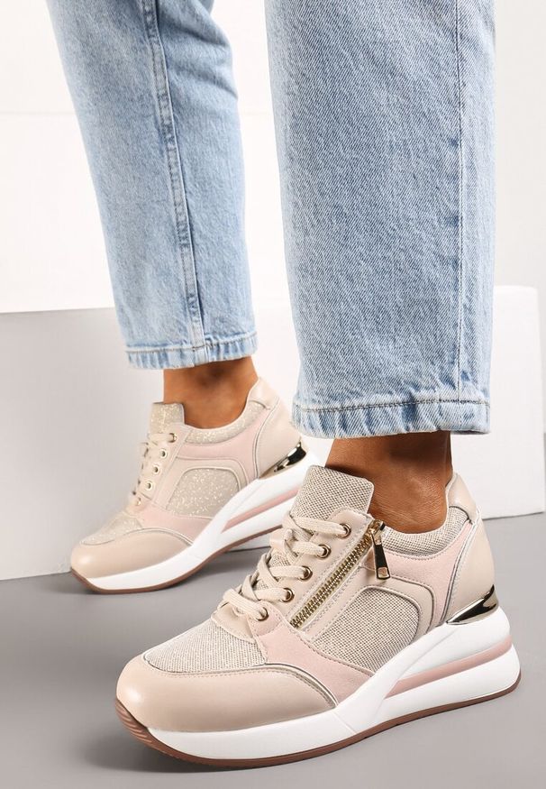 Renee - Beżowe Sneakersy na Koturnie Ozdobione Zamkiem Błyskawicznym i Metaliczną Wstawką Ellieti. Zapięcie: zamek. Kolor: beżowy. Materiał: jeans, skóra. Wzór: aplikacja. Obcas: na koturnie. Wysokość obcasa: średni